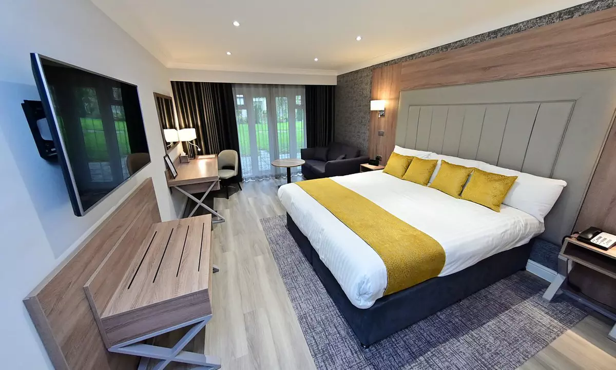 Glamorgan, South Wales: 1 Night Spa Break for 2 Food & Treatments!