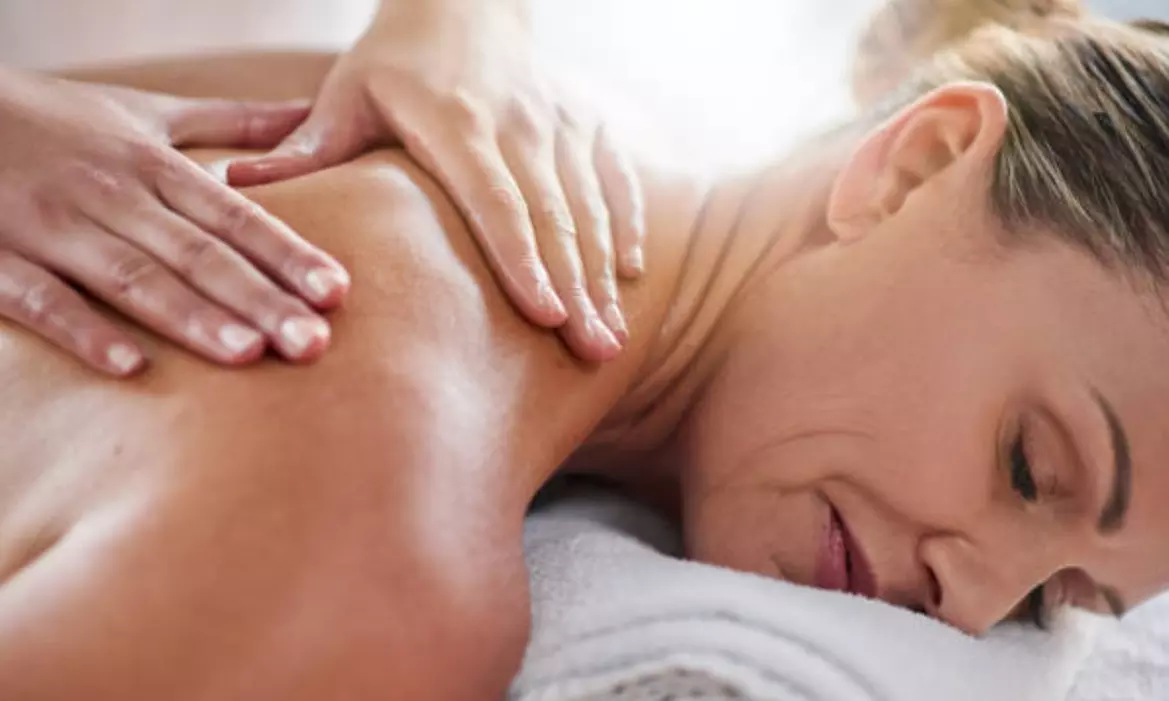 Disfruta de sesiones de fisioterapia y masajes en Clínica Argelia Reynaga - Primary Image