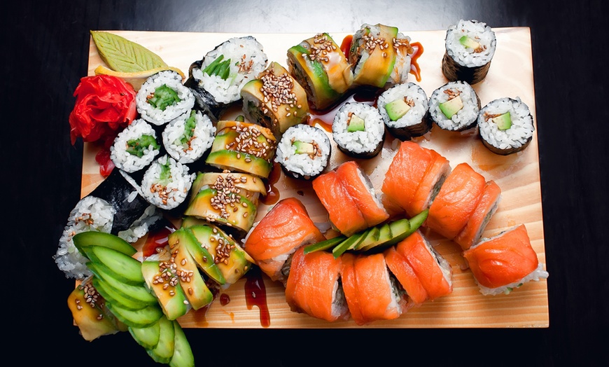 Image 1: ¡Prepara esos palillos! Menú de sushi para llevar para 2 o 4 personas