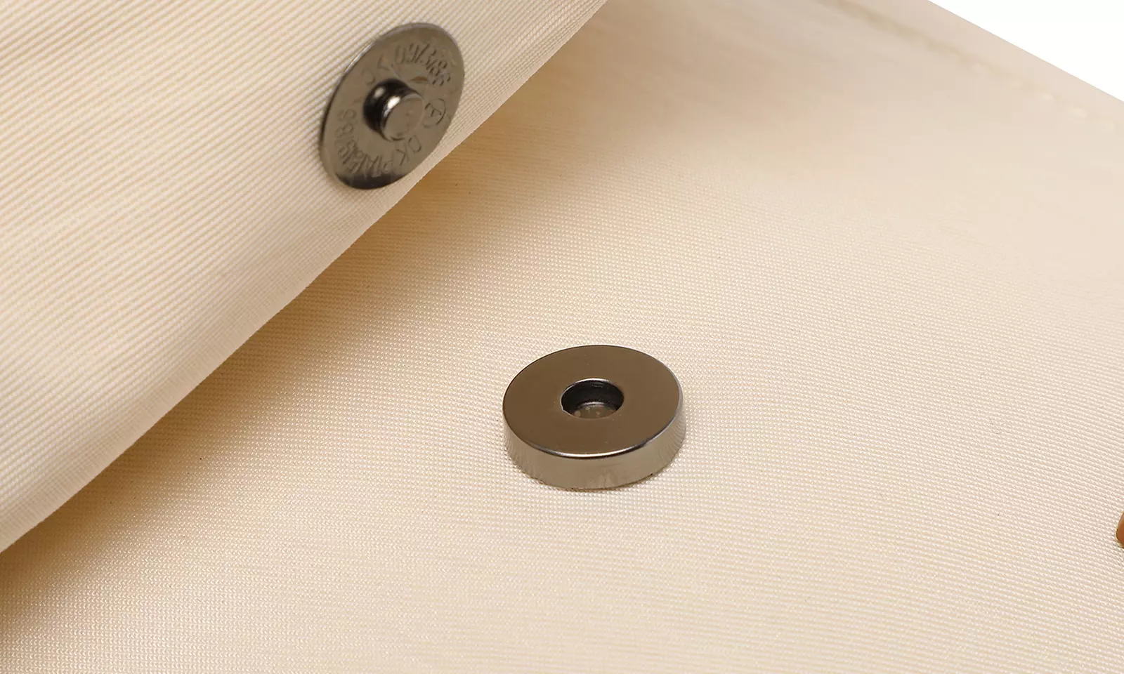 Mochila de viaje hecha de tejido impermeable espaciosa y versátil