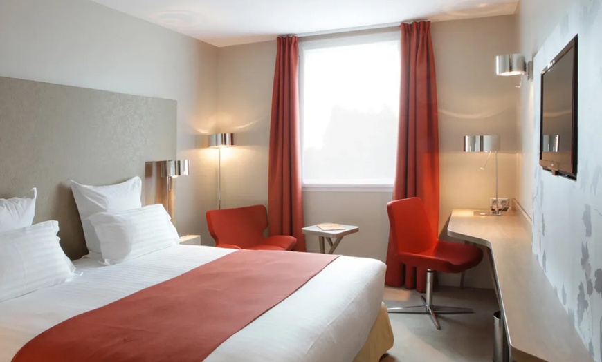 Image 16: Proche Paris : chambre supérieure avec pdj et verre en hôtel 4*