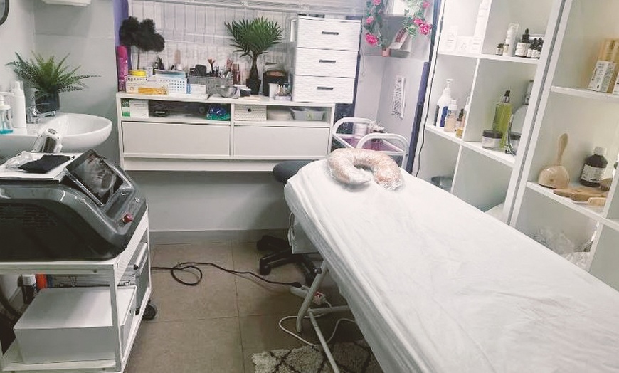 Image 3: Sesión de manicura, pedicura, ambas o primera puesta de uñas con gel