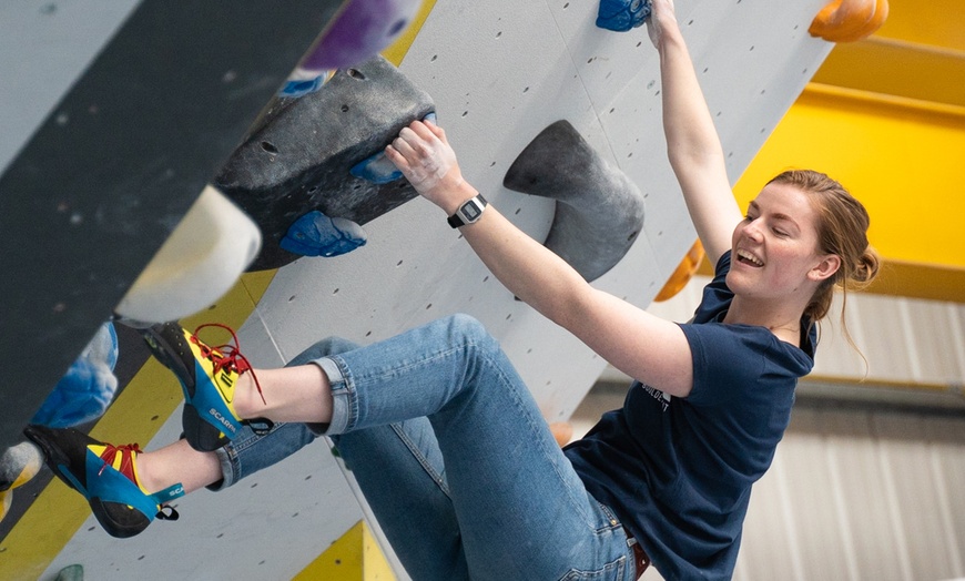 Image 1: Full-Day Bouldering Pass