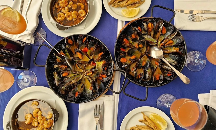 Image 3: Menú de mariscada o parrillada de carne con entrante, bebida y café