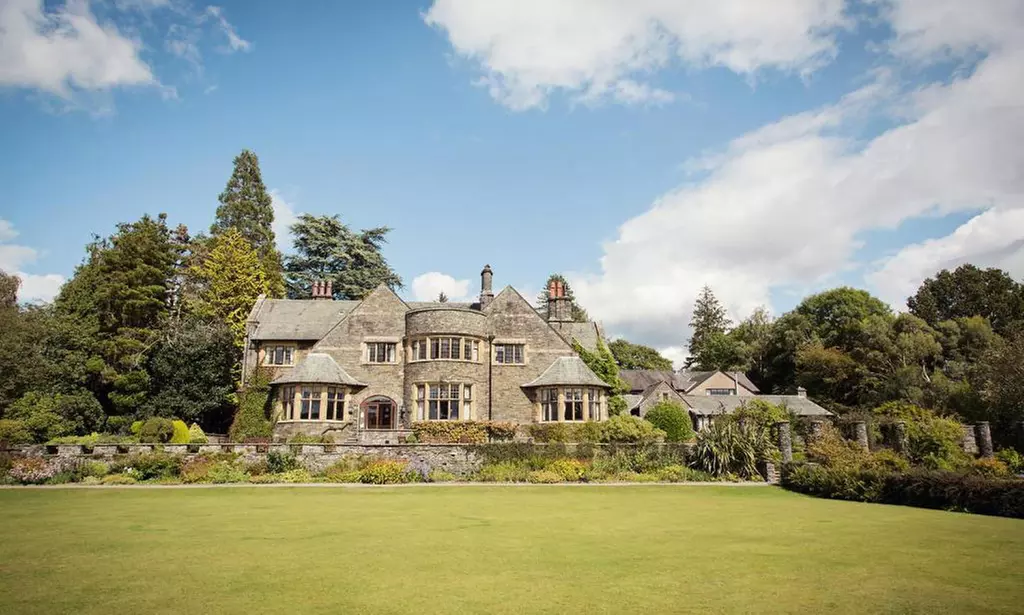 4* Lake District: Luxury Stay for 2 with Scenic Lake Cruise