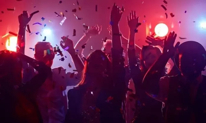 JGA-Partytour mit Show-Guide Titten Tina über den Hamburger Kiez für 6-12 Personen (bis 52% sparen) - Primary Image