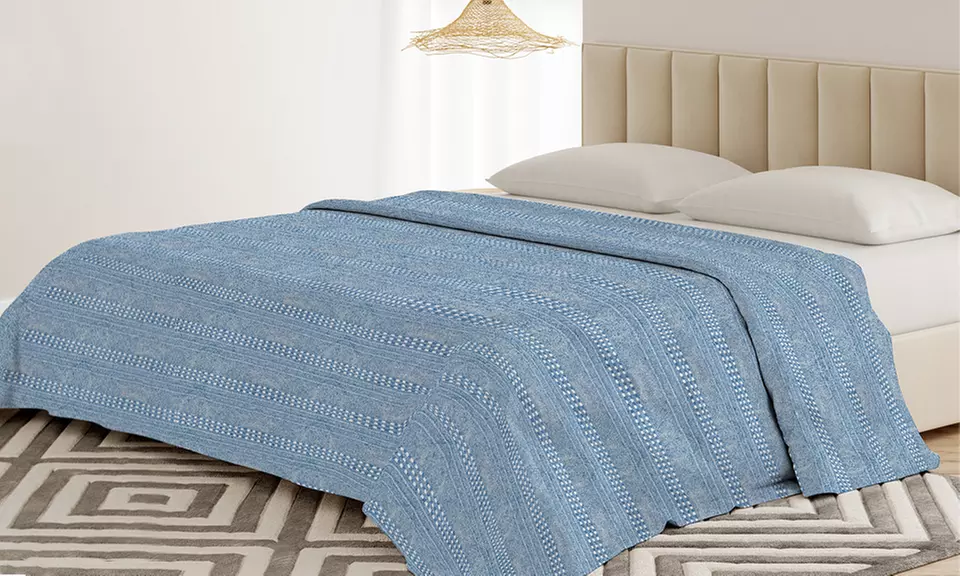 Sofabezug und Tagesdecke aus natürlicher recycelter Baumwolle