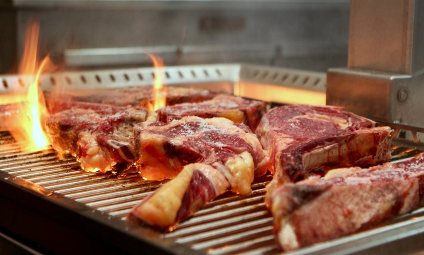 Image 2: Menú de parrillada con postre y botella de vino en Brasería Casa Laura