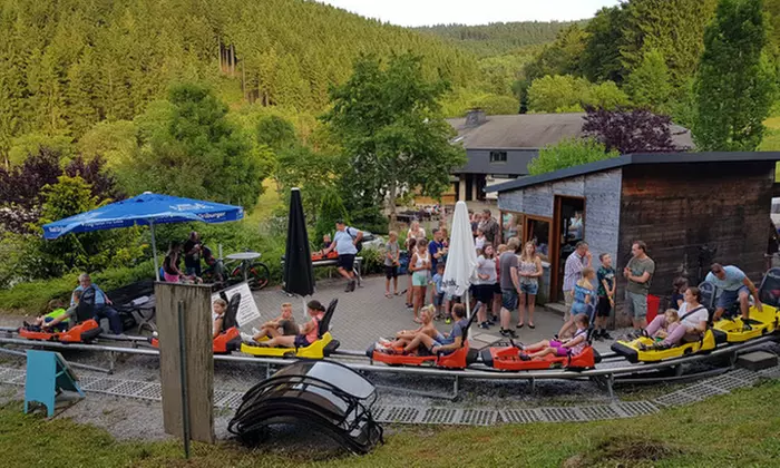 Rasanter Rodel-Spaß: Sommerrodeln im Erlebnisberg Sternrodt