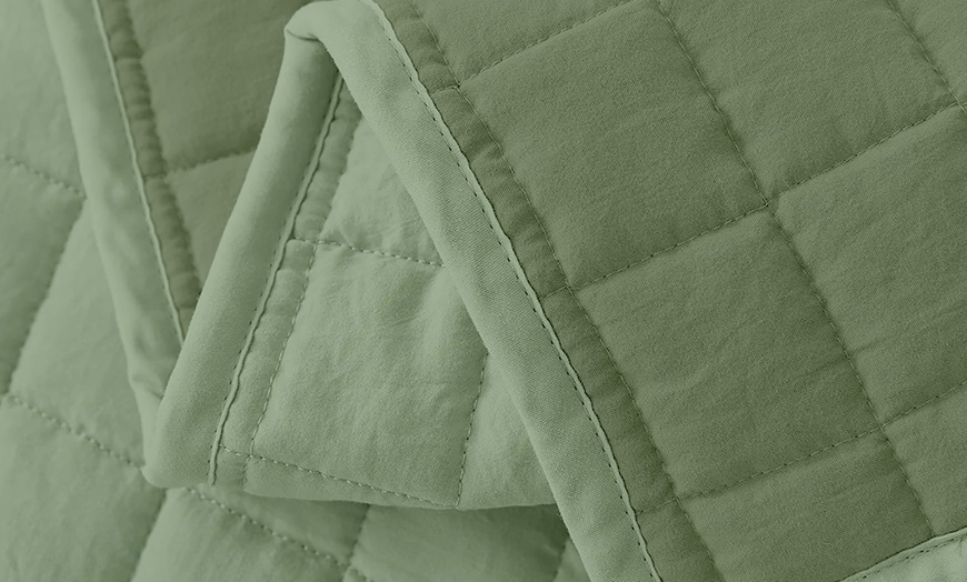 Image 3: Italian 4-Season Two-Tone Hypoallergenic Quilt