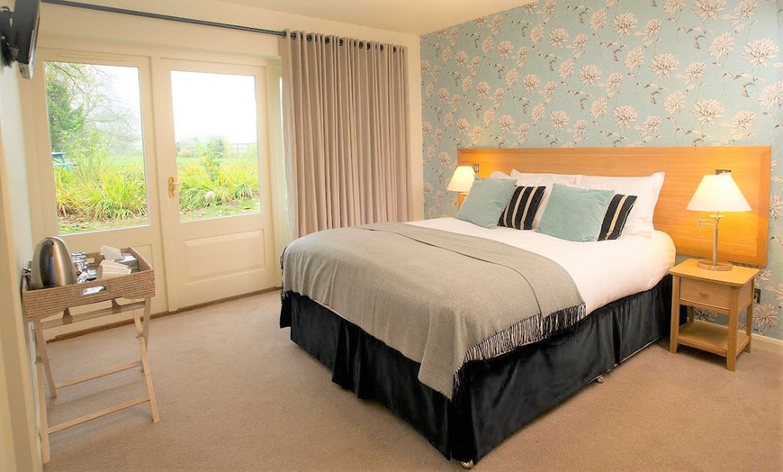 Image 2: 1- or 2-Night 4* Stay with Dinner in Rutland