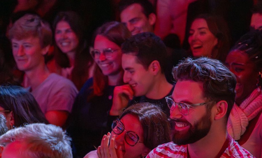 Image 4: Spectacle de stand-up avec soft, vin, bière, cocktail et/ou snack gourmand en option