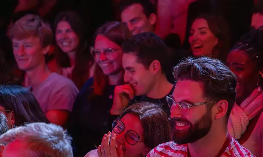 Spectacle de stand-up avec boisson incluse et snack gourmand en option au Chez Prince Comedy Club - Second Medium