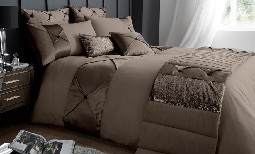 Image 1: Signature Range Lush Duvet Set