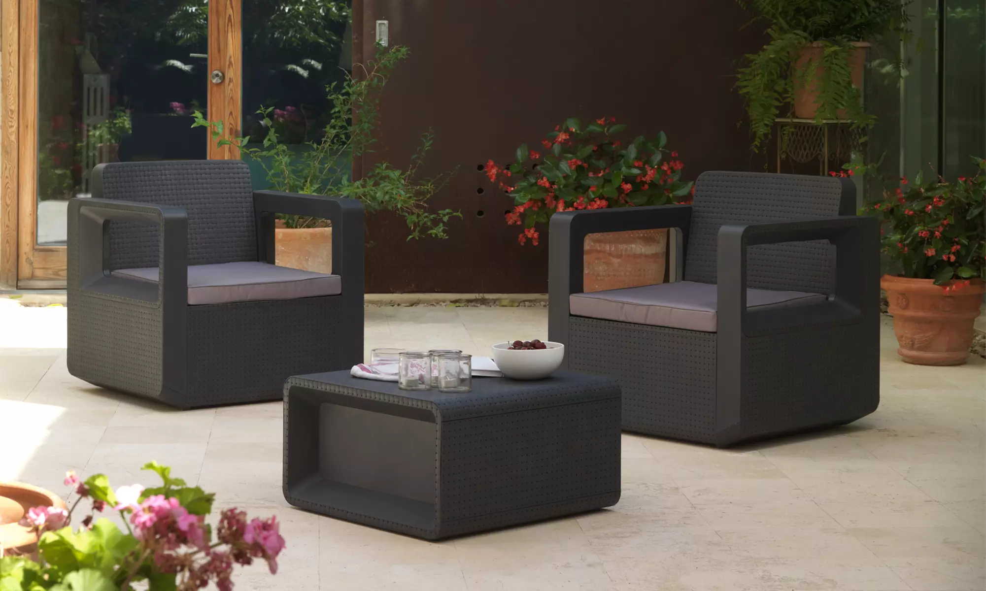 Set de dos sillones y mesa de jardín marca Sp Berner - Primary Image