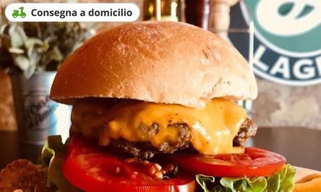 Hamburger a scelta, patate fritte e bibita al locale A Casa di Amici (sconto fino a 16%). Consegna a domicilio