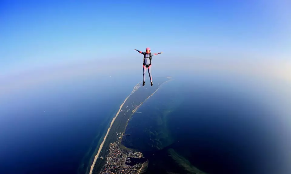 Skok spadochronowy w tandemie z filmem i zdjęciami nad morzem