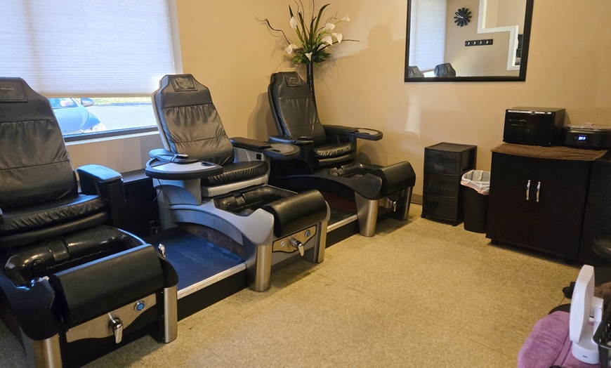 Image 4: Keratin Deep Conditioning Treatment w/ Cut, Blow Dry & Style with Optional Shellac Manicure ( Up to 30% Off ) 