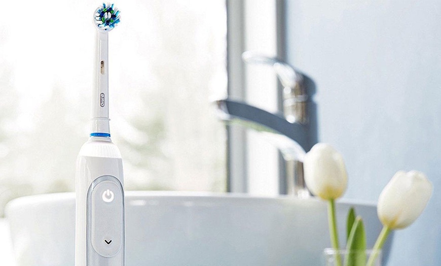 Image 12: Oral-B Genius 9000 Electric Toothbrush