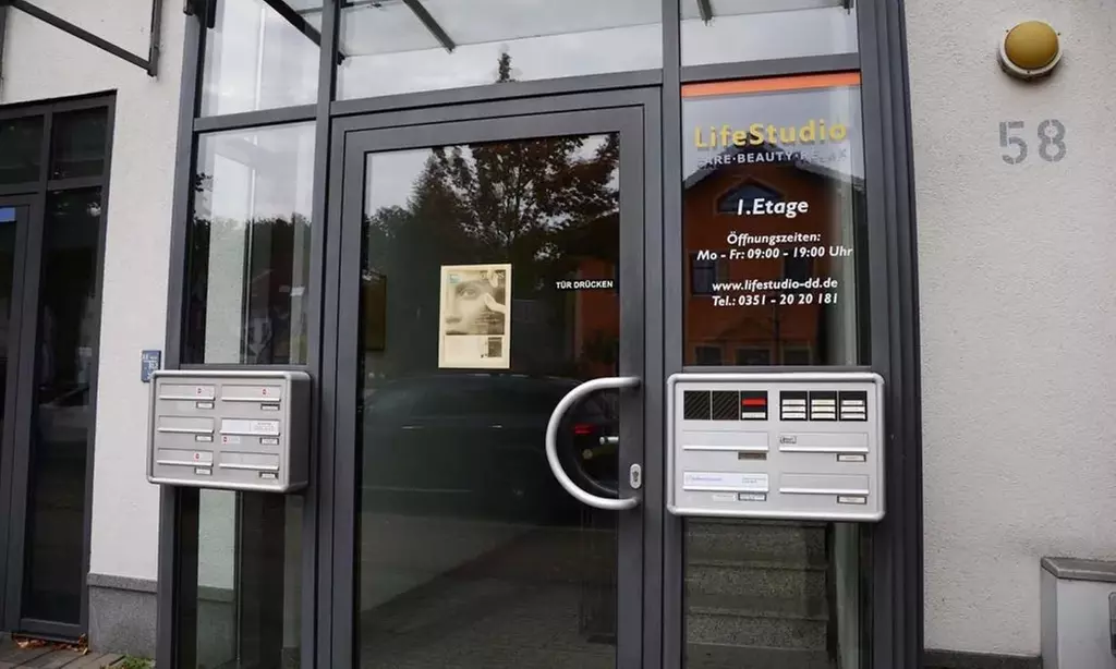 Wimpernverlängerung oder Wimpern- und/oder Brow-Lifting inkl. Getränk