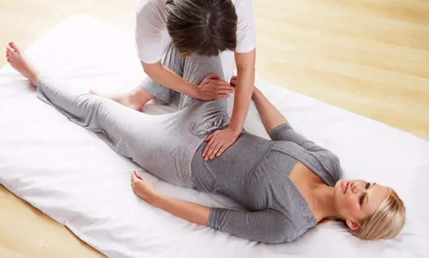 Image 1: Jusqu'à 50% de remise sur Massage - Shiatsu chez Amélie Voidy