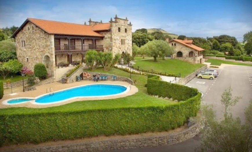 Image 10: Santillana del Mar: 1 o 2 noches con desayuno, spa y entrada a museo