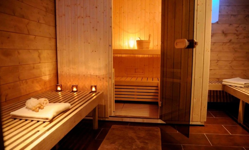 Image 4: Savoie : chambre double ou quadruple avec petit-déjeuner et accès spa