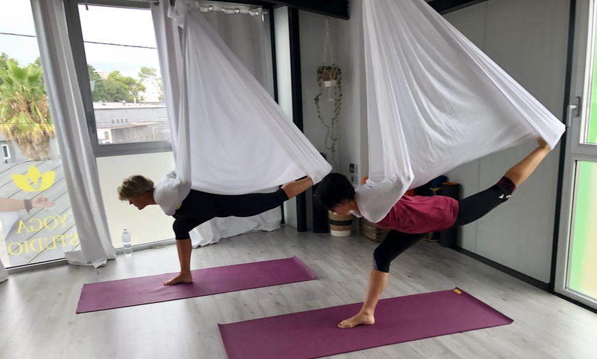 Image 1: Pour une légèreté de l'âme : yoga traditionnel et aérien