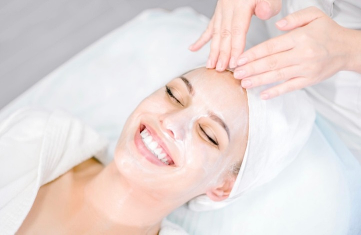 Moisturizing Facial with Extraction & Repair Treatment