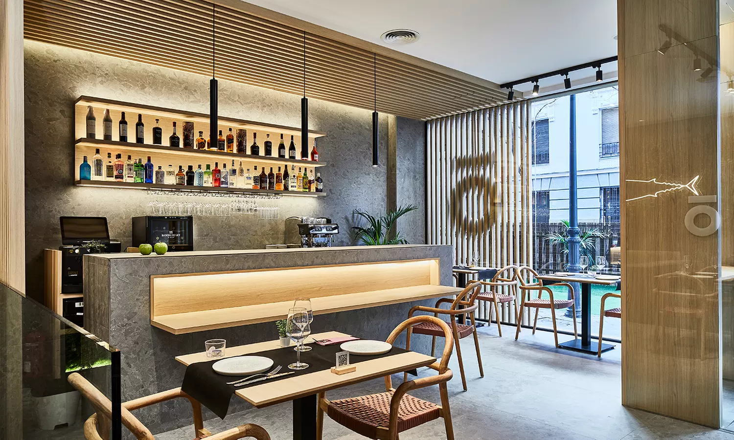 Menú mediterráneo para 2 o 4 personas con entrante, postre y bebida