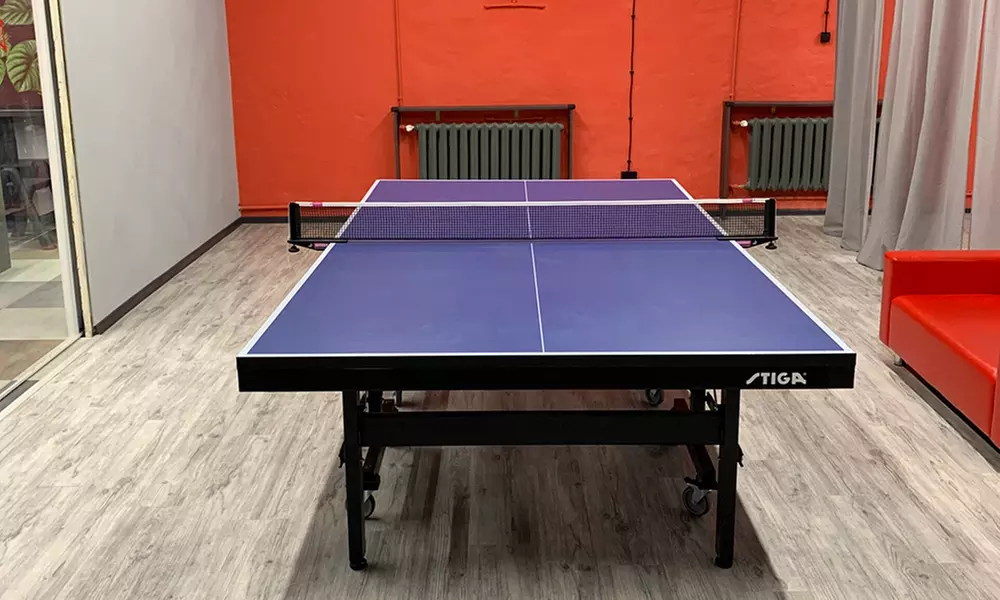 Wynajem stołu do tenisa stołowego na godzinę i opcjonalne rakietki