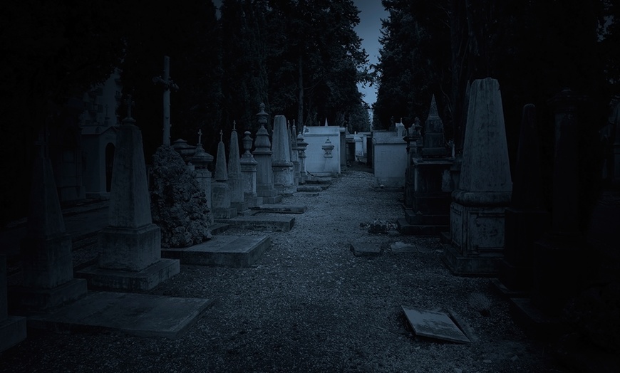 Image 1: Visita guiada: 'Una noche en el cementerio'