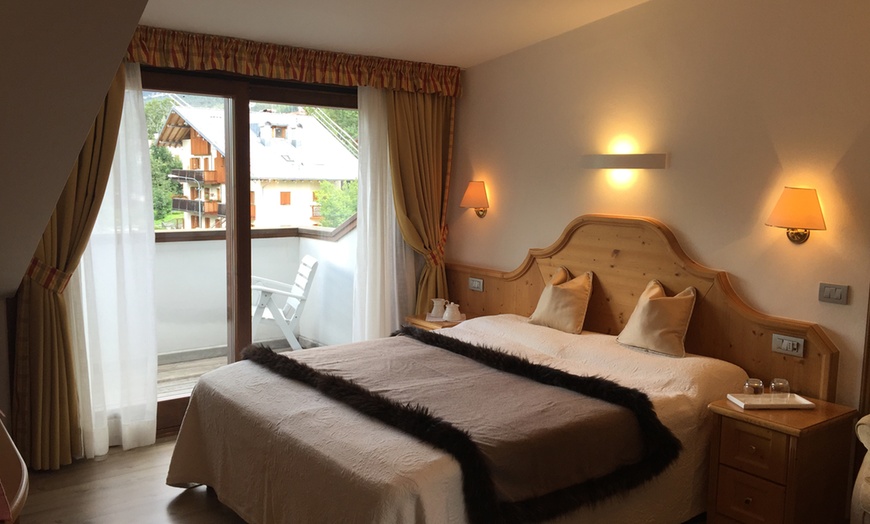 Image 9: Dolomiten: Standard-Doppelzimmer mit Halbpension, Snacks und Spa