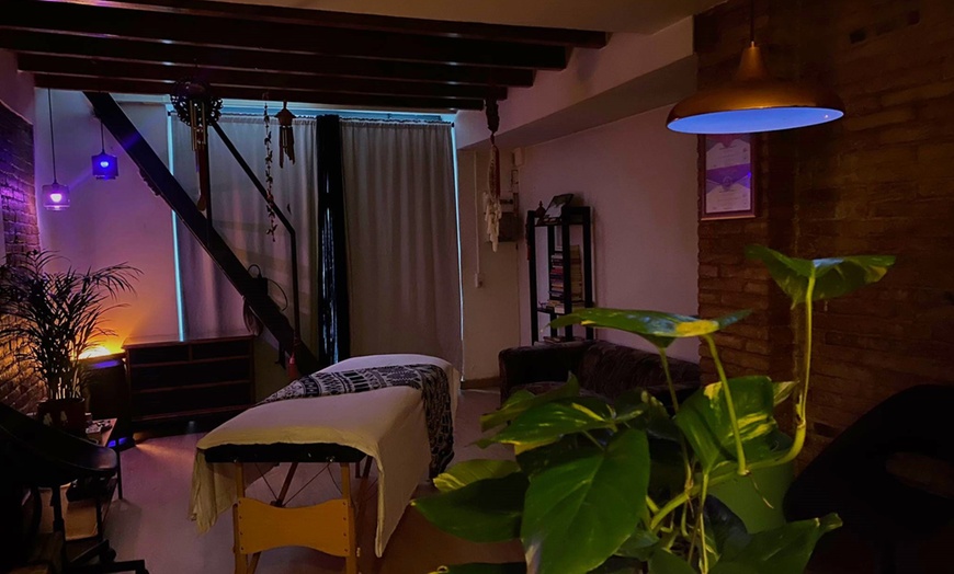 Image 1: Limpieza energética, armonización de chakras o Holistic Touch Massage
