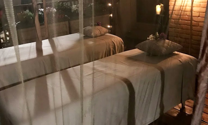 Image 1: 60 Min Relaxation Massage & Hand / Feet Sugar Scrub for One or Couples