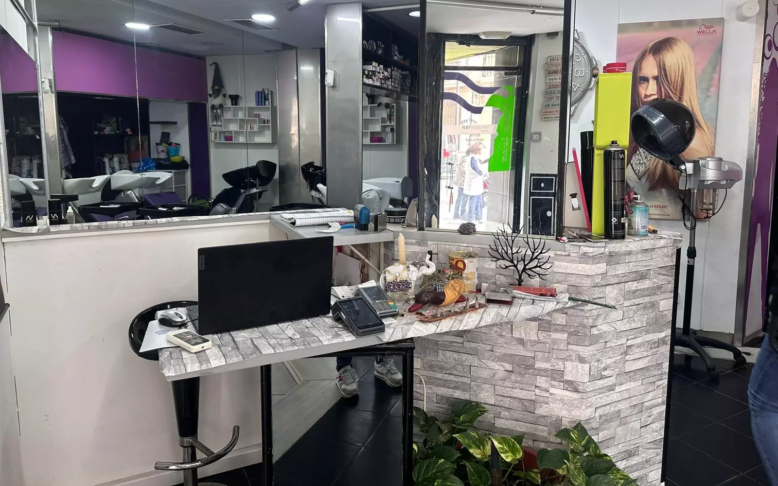 Microblading de cejas o micropigmentación en eyeliner o labios