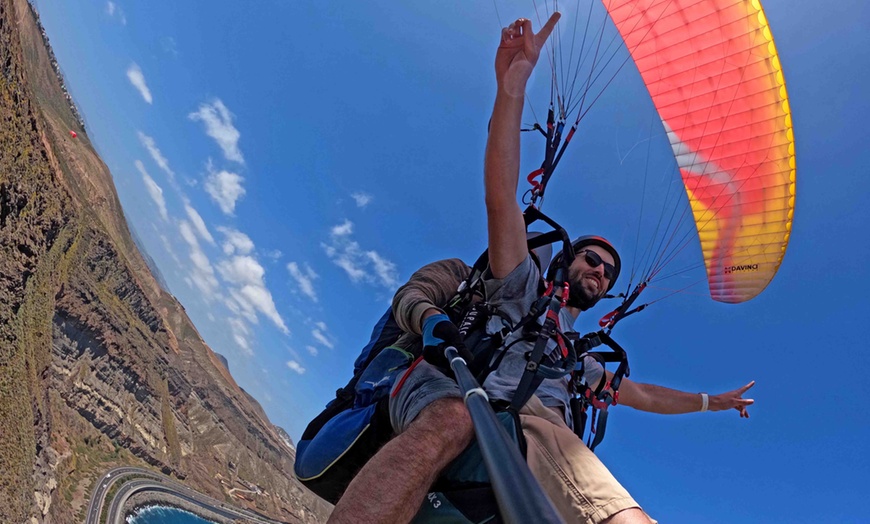 Image 2: Roza las nubes: vuelo de iniciación al parapente con foto incluida