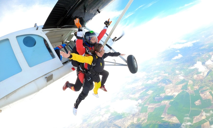 Image 3: ¡A volar! Salto tándem en paracaídas desde 4500 metros para 1 persona