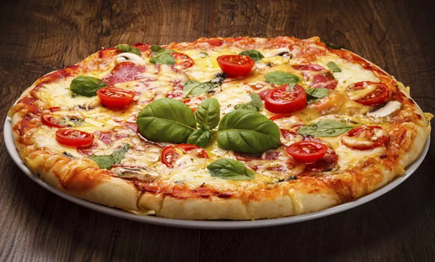 Image 1: Pizza thuisgeleverd tot 8 pers