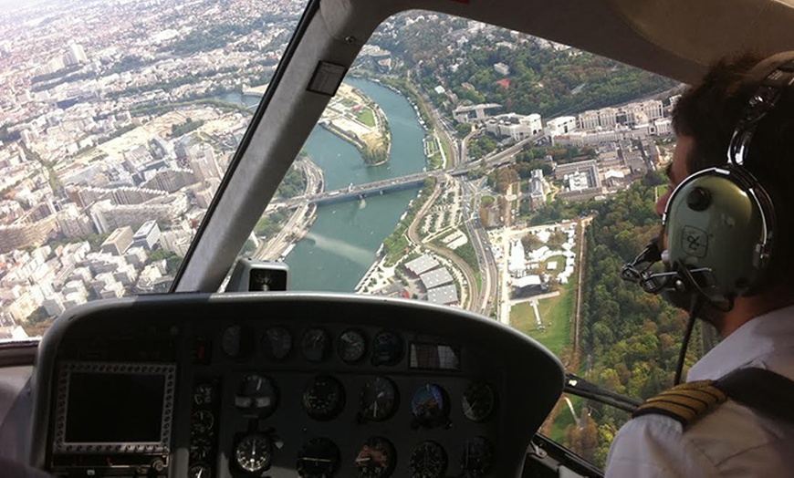 Image 1: Vols en hélicoptère au choix