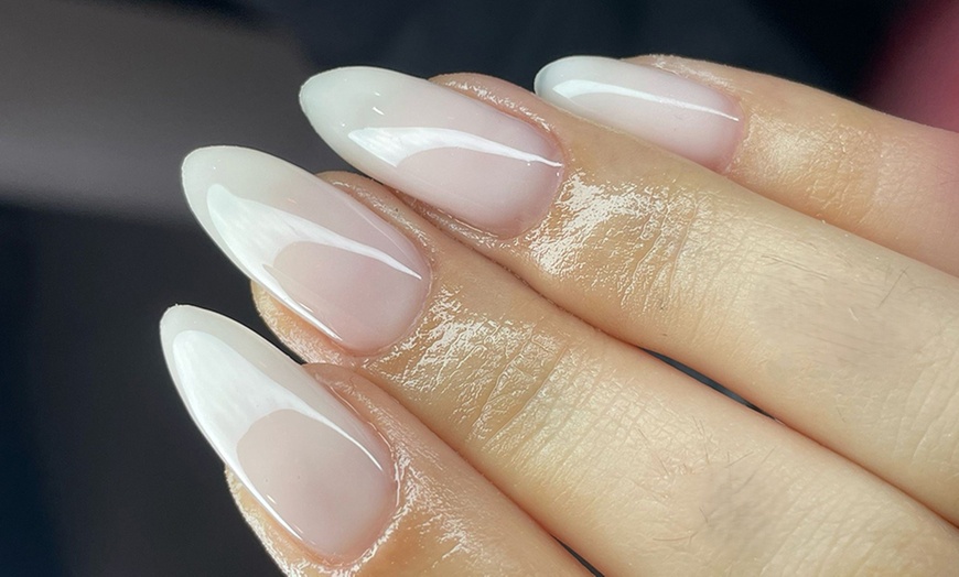 Image 6: 1 sesión de manicura, pedicura o ambas o uñas de gel a elegir