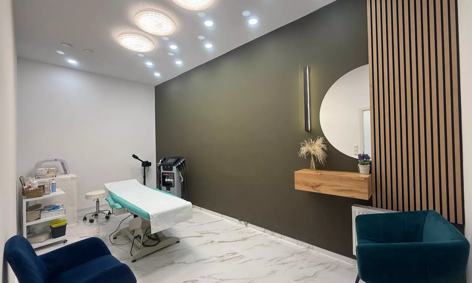 Wertgutschein anrechenbar auf eine Behandlung mit bis zu 2 ml Hyaluron an 1 Zone nach Wahl für 1 Person - Primary Image