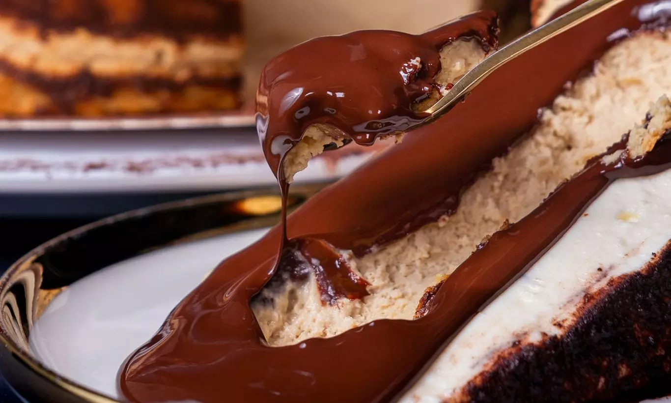 1 Stück San Sebastian Cheesecake & 1 Getränk nach Wahl für 1-4 Pers.