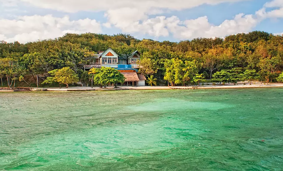 4-, 5-, or 7-Night Stay for Two with Breakfast, Snorkeling Gear, and Airport Transfer at La Giralda, Guanaja in Honduras - Primary Image