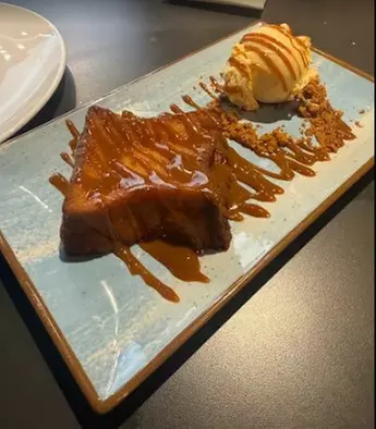 Menú con entrante, principal, postre, bebida y opción a vino