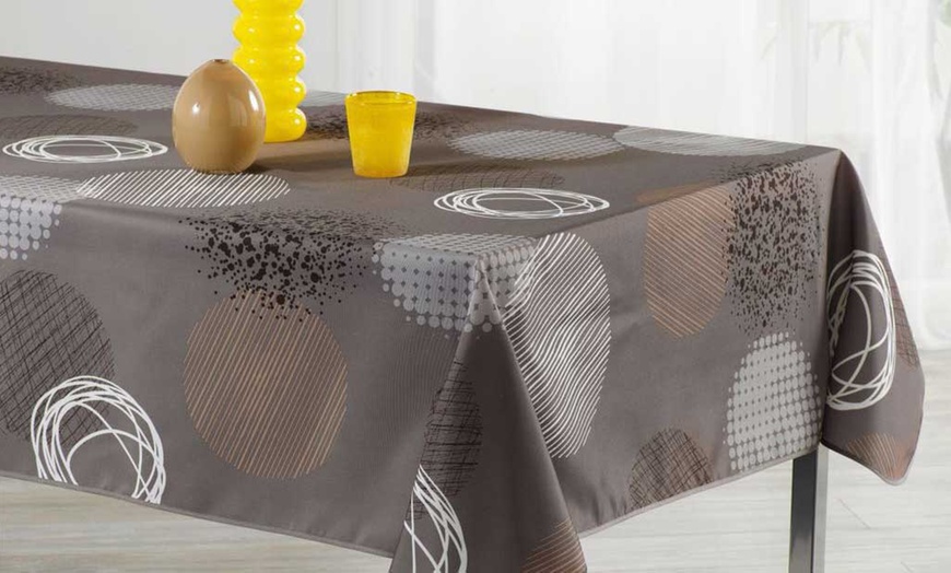 Image 1: Easy-to-Clean Tablecloths