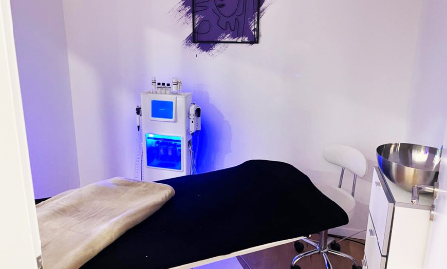 Image 3: Wimpern- oder Augenbrauen-Behandlung für 1 Person