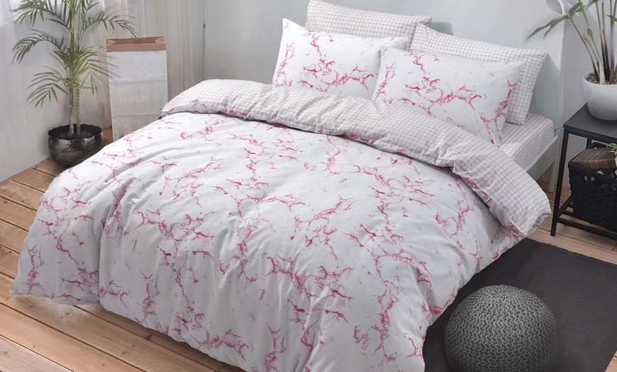 Image 2: Easy Care Reversible Duvet Set
