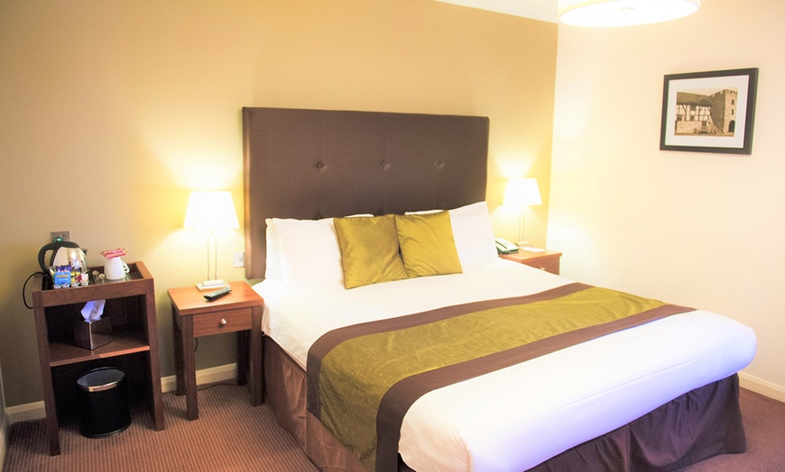 Image 3: Hampshire: 4* Double Room Stay with Meals