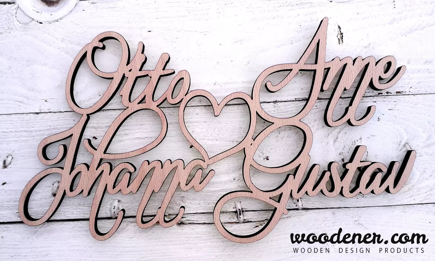 Personalisierbarer Schriftzug aus Holz mit 3 oder 4 Namen und Herz